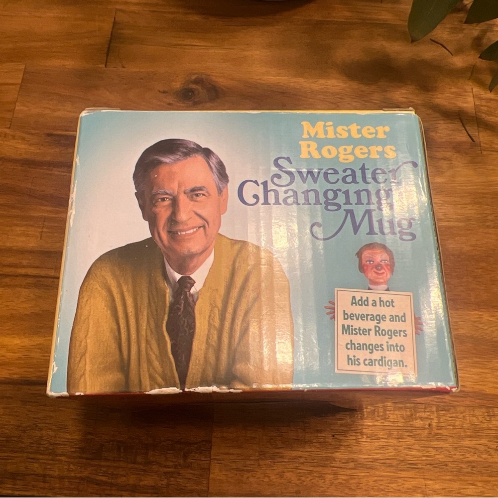 Mister Rogers’ Neighborhood 2014 Sweater Changing Mug / NEW / Fred Rogers.